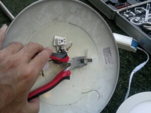 Retiramos cablecitos que sobran y solo dejamos las patillas porta lámparas