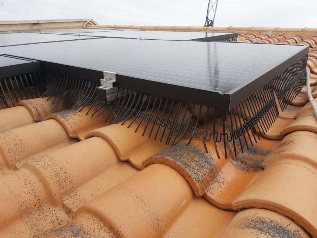 La solución para evitar nidos de pájaros en paneles solares: BirdBloker 1 BirdBlocker: Evita nidos de pájaros en paneles Fotovoltaicos | ALROMAR