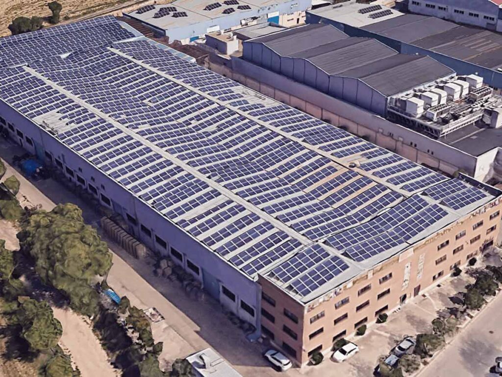 Saca partido al tejado de tu negocio 4 Instalación de paneles solares en nave industrial en Salamanca_Alromar Energia