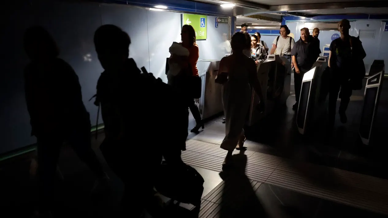 Cómo evitar quedarte sin luz en un apagón energético: Aprendizaje del 28 de abril de 2025 1 apagon general espana metro madrid 167