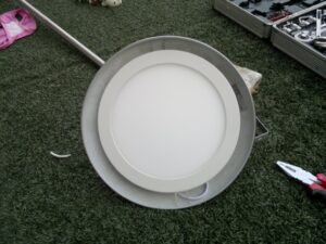 Usamos las patillas del Panel LED para fijarlas a la rebaba del plato del pie