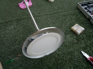 Fijamos el plato al pie, ya está todo listo